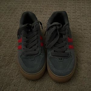 Globe Skate Shoes, Women size 6 or men size 5